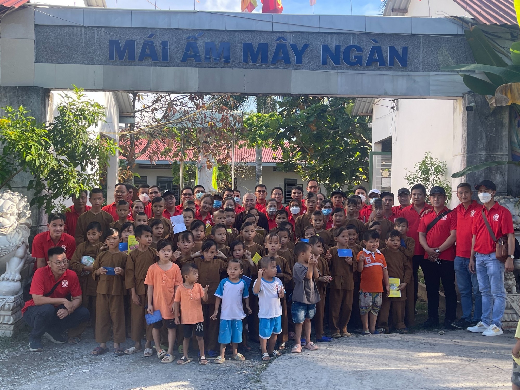 Tặng quà cho các Bé có hoàn cảnh khó khăn tại Trung Tấm Mái Ấm Mây Ngàn - Chùa Cẩm Phong